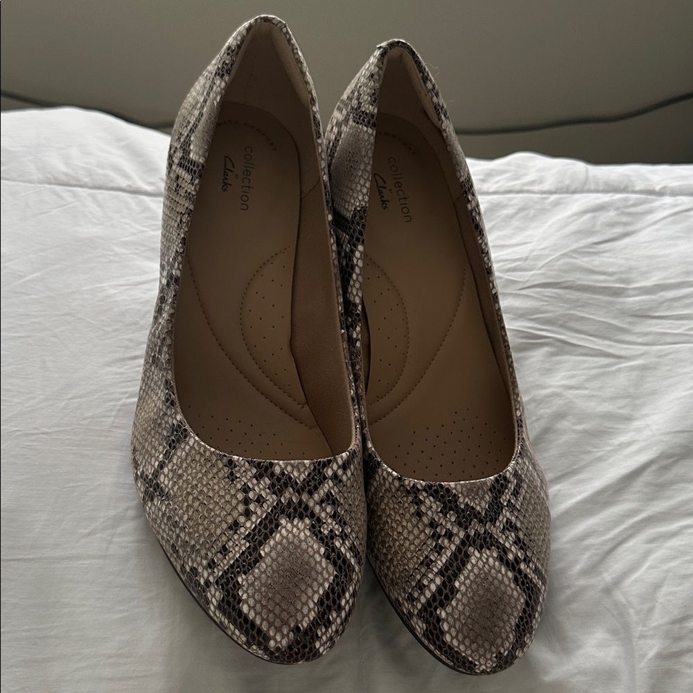 Clarks Women’s Ambyr Joy Pump – Natural Snake Synthetic (Size 9W)